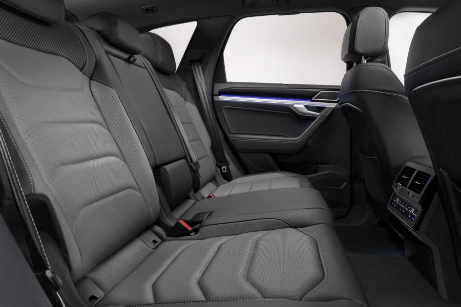 Интерьер Volkswagen Touareg V6 TDI R-Line 2018 года  (WW) (фото 20 из 41)